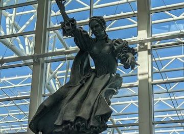 north-carolina/charlotte/landmark/sculpture-of-queen-charlotte