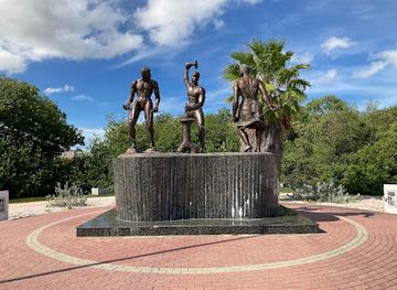 curacao/willemstad/landmark/desenkadena-unchained-tula-monument