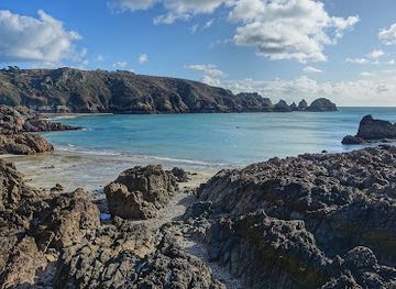 guernsey/lihou/landmark/moulin-huet-bay