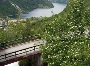 norway/geirangerfjord/landmark/holebroa-waterfall