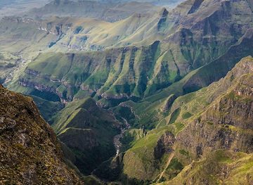 south-africa/drakensberg-mountains/landmark/amphitheatre