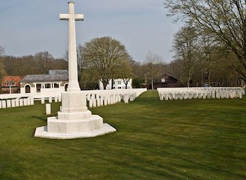 belgium/ypres/landmark/sanctuary-wood-cemetery