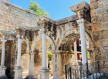 turkiye/pamphylia/landmark/hadrian-s-gate