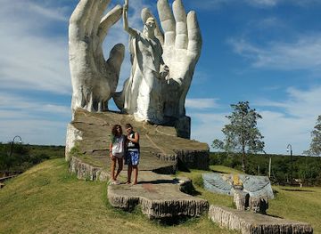 uruguay/central-region/landmark/hands-monument-to-the-republic