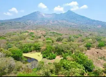 Crater activo y principal del volcan Mombacho