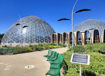 wisconsin/milwaukee/landmark/mitchell-park-domes-horticulture-conservatory
