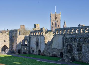 united-kingdom/gwent/attraction/llys-yr-esgob-tyddewi-st-davids-bishop-s-palace-2