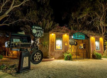 greece/santorini/kamari/landmark/open-air-cinema-kamari