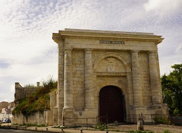 france/aquitaine/landmark/royal-gate-of-la-rochelle