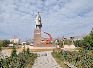 tajikistan/vahdat/landmark/statue-of-lenin