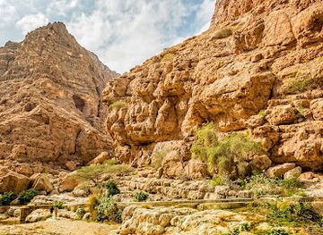 oman/al-hajar-ash-sharqi/landmark/water-fall-cave-shab