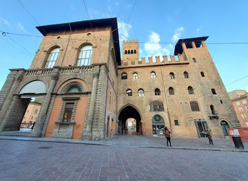 italy/bologna/landmark/torre-lambertini