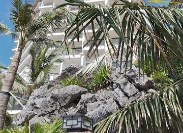 vietnam/cat-ba-island/landmark/cat-co-3-beach