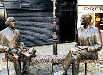 ireland/galway/landmark/statue-of-oscar-wilde-and-eduard-vilde