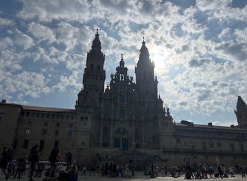 spain/camino-de-santiago/landmark/camino-santiago-family