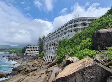 seychelles/ile-therese/landmark/abandoned-mahe-beach-hotel