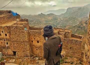 yemen/al-hajjarah-village/landmark/jebel-benathi