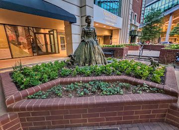 north-carolina/charlotte/landmark/queen-charlotte-walks-in-her-garden-statue