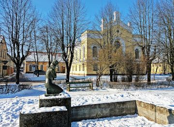 latvia/kuldiga/landmark/girl-with-a-water-dish