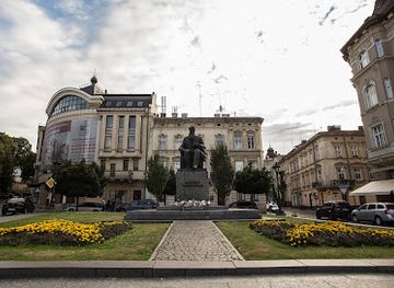 ukraine/lviv/old-town/landmark/mykhailo-hrushevskyi-monument
