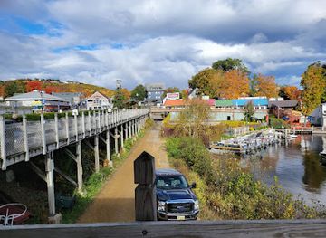 new-hampshire/laconia/landmark/winnipesaukee-pier