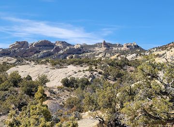 utah/vernal/landmark/moonshine-arch-trail