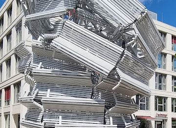 germany/munich/schwabing/landmark/bench-fountain