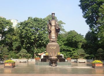 vietnam/hanoi/dong-da-district/landmark/emperor-ly-thai-to-monument-statue