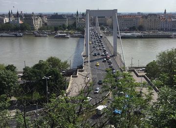hungary/budapest/inner-city/landmark/dobrentei-square