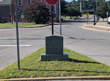 alabama/wiregrass-region/landmark/world-s-smallest-city-block