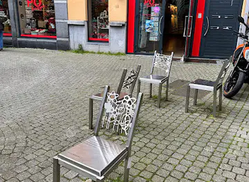 Statue aus Stühlen