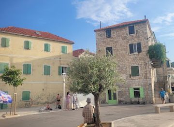 croatia/dalmatia/landmark/brac-nerezisca-central-dalmatia-croatia-theme-trails