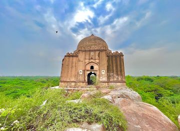 india/delhi/south-extension/landmark/azim-khan-tomb