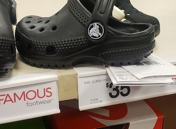 connecticut/waterbury/landmark/famous-footwear