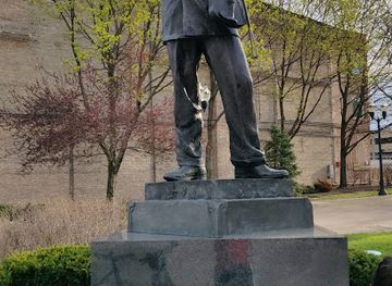 illinois/waukegan/landmark/jack-benny-statue
