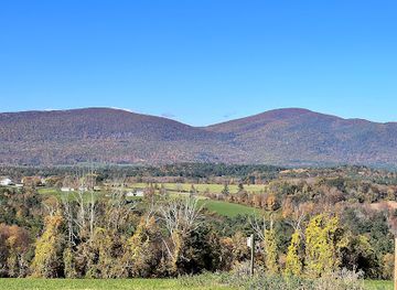massachusetts/berkshires/landmark/bartholomew-s-cobble-reservation