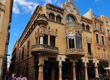 spain/girona/el-mercadal/landmark/placa-del-mercadal