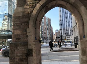canada/toronto/landmark/mcgill-street-arch