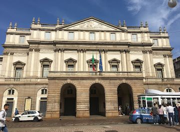 italy/lombardy/landmark/statua-di-leonardo-da-vinci