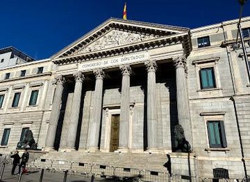 spain/madrid/landmark/plaza-de-las-cortes