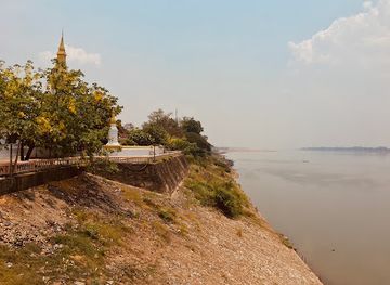 laos/mekong-river-valley/landmark/wat-phathat-si-khottabong