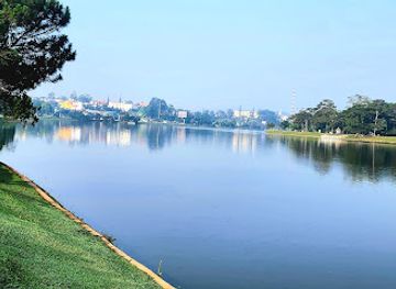 vietnam/dalat/xuan-huong-lake/landmark/xuan-huong-lake-shore-dalat