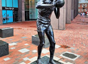 massachusetts/boston/landmark/bill-russell-statue-on-city-hall-plaza