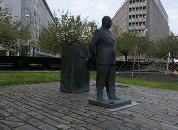 norway/oslo/landmark/king-olav-v