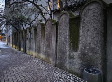 poland/krakow/landmark/remains-of-the-ghetto-wall