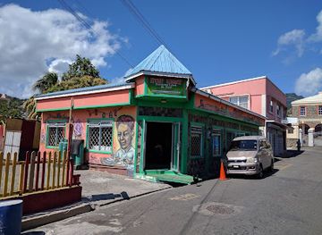 saint-vincent-and-the-grenadines/kingstown/landmark/stop-light-restaurant-bar