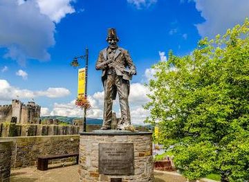 united-kingdom/cardiff/attraction/tommy-cooper-statue-2