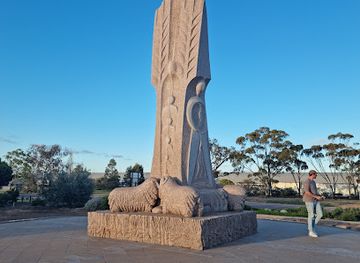 australia/outback/landmark/australian-farmer-granite-sculpture