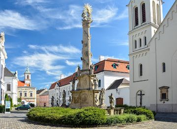 hungary/veszprem/landmark/holy-trinity-statue