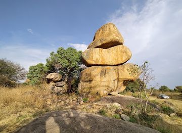 zimbabwe/matabeleland-south/landmark/epworth-balancing-rocks
